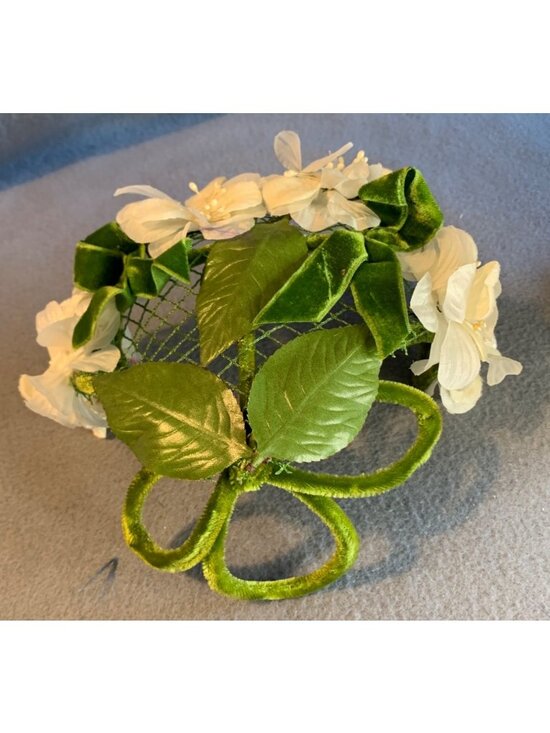 Vintage Ladies Floral Green & White Headpiece Hat Velvet Leaves & Mesh Accents main image 10